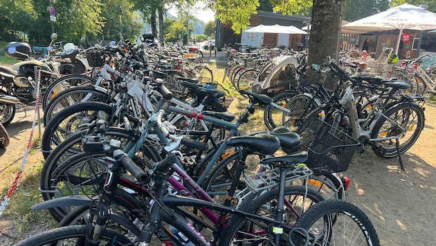 Die Rad-Parkplätze im Strandbad Klagenfurt sind völlig überfüllt.
