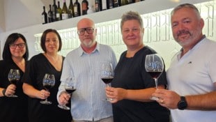 Auf die Rettung der Weinlounge stießen u.a. Hofer (Mi.) und Eva Heidenreich (2.v.l.) von der ÖVP ...