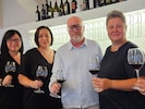 Auf die Rettung der Weinlounge stießen u.a. Hofer (Mi.) und Eva Heidenreich (2.v.l.) von der ÖVP ...