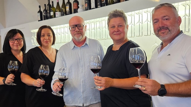 Auf die Rettung der Weinlounge stießen u.a. Hofer (Mi.) und Eva Heidenreich (2.v.l.) von der ÖVP ...