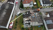 Ein vom Sturm abgedecktes Hausdach in der Gemeinde Hinzenbach.