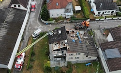 Ein vom Sturm abgedecktes Hausdach in der Gemeinde Hinzenbach.