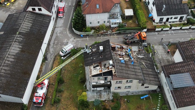 Ein vom Sturm abgedecktes Hausdach in der Gemeinde Hinzenbach.