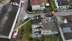 Ein vom Sturm abgedecktes Hausdach in der Gemeinde Hinzenbach.