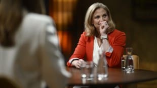 Als erste pinke Ministerin am Ziel, als NEOS-Frontfrau im Kreuzefeuer der Kritik.