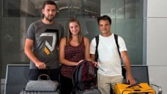 Martin mit seiner Freundin und ihrem Bruder in der ägyptischen Abflughalle
