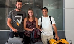 Martin mit seiner Freundin und ihrem Bruder in der ägyptischen Abflughalle