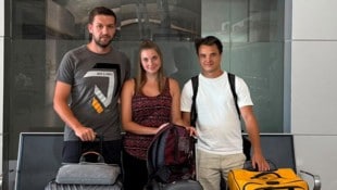 Martin mit seiner Freundin und ihrem Bruder in der ägyptischen Abflughalle