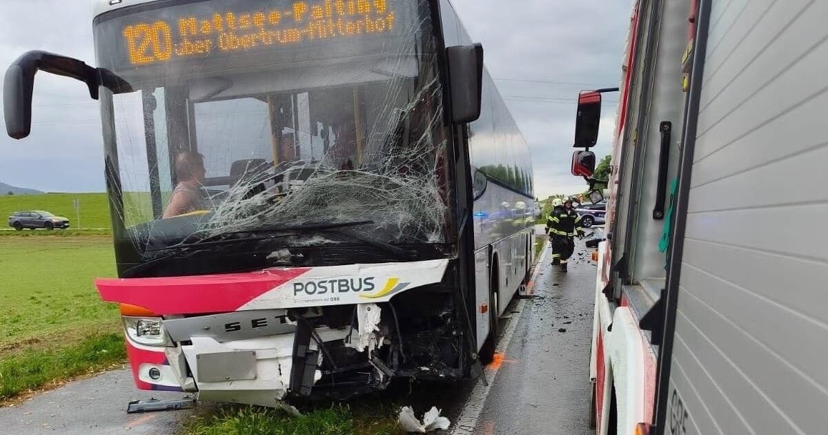Schwerer Unfall mit Postbus und drei Autos