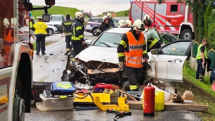 Neben dem Bus wurden drei Autos beschädigt.