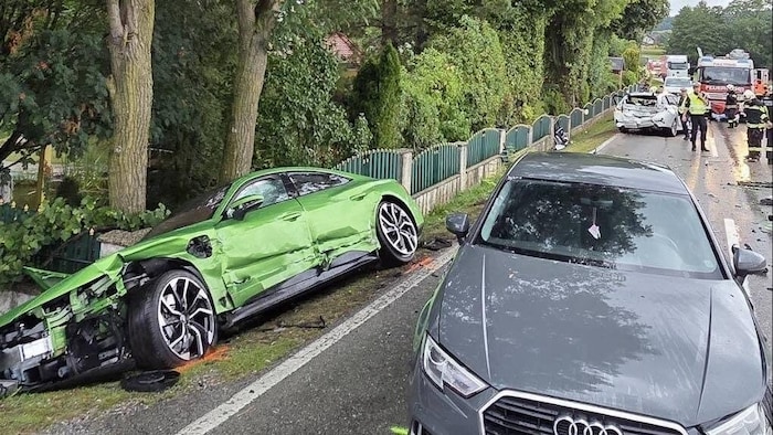 Neben dem Bus wurden drei Autos beschädigt.