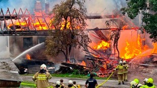 Die Flammen wüteten über das alte Wohnhaus sowie den Stall. Über 130 Einsatzkräfte waren vor Ort ...