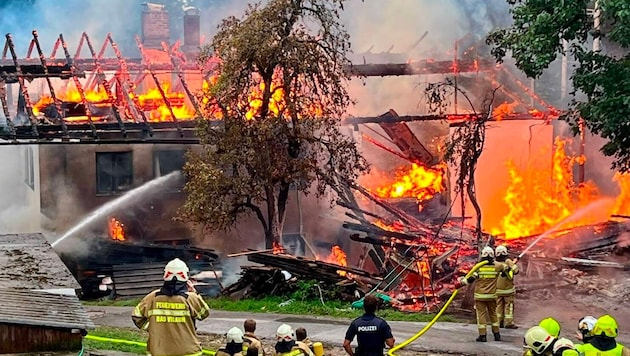 Die Flammen wüteten über das alte Wohnhaus sowie den Stall. Über 130 Einsatzkräfte waren vor Ort ...