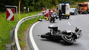 Ein 67-jähriger Biker stürzte auf der Ötztalstraße in Längenfeld schwer und wurde verletzt ins ...