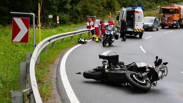 Ein 67-jähriger Biker stürzte auf der Ötztalstraße in Längenfeld schwer und wurde verletzt ins ...