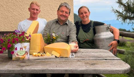 Marko Schmölzer (Obmann der Almgemeinschaft) mit Käsemeister Stefan Gritzner und Sennerin ...
