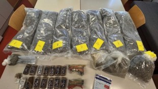 Insgesamt fanden die Ermittler neun Kilogramm Cannabiskraut, rund 1,4 Kilogramm Cannabisharz und ...