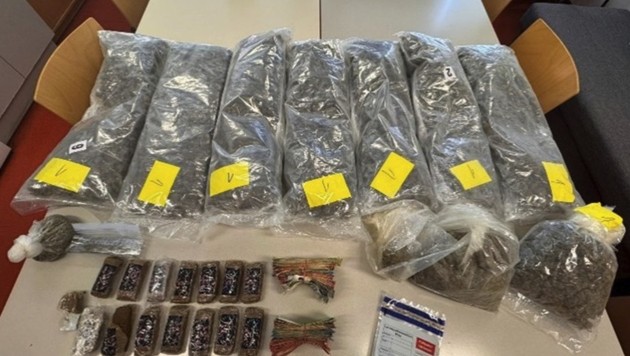 Insgesamt fanden die Ermittler neun Kilogramm Cannabiskraut, rund 1,4 Kilogramm Cannabisharz und ...