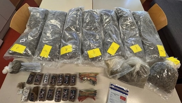 Insgesamt fanden die Ermittler neun Kilogramm Cannabiskraut, rund 1,4 Kilogramm Cannabisharz und ...