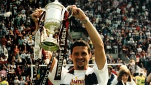 Flögel mit der schottischen Cup-Trophäe 1998.