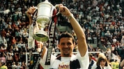 Flögel mit der schottischen Cup-Trophäe 1998.