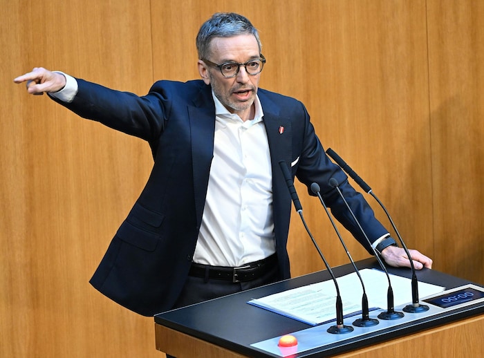 Die christlich-soziale Partei nähert sich in ihrem Asylkurs immer weiter der FPÖ an.