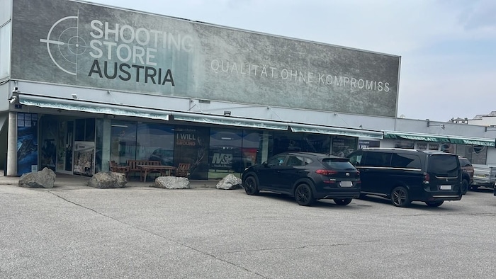 In den Waffenstore in Freistadt brachen am Montag gegen 4.45 Uhr früh vier maskierte Männer ein.