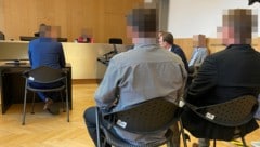 Schon zu Beginn des Prozesses wurde klar, dass sich die drei Angeklagten die Schuld gegenseitig ...