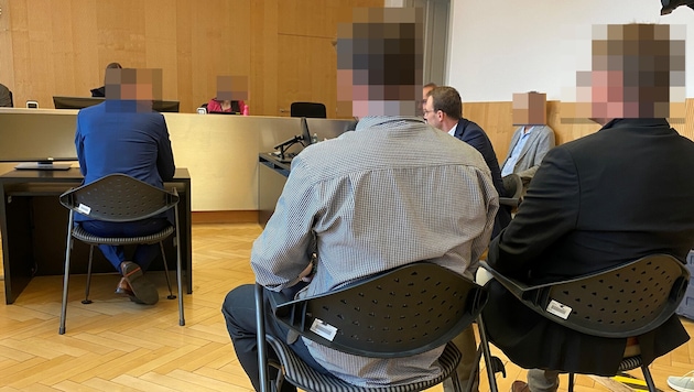 Schon zu Beginn des Prozesses wurde klar, dass sich die drei Angeklagten die Schuld gegenseitig ...