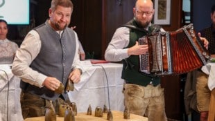Jochen Wörister (li.) ist als „Glöckner von Viehhofen“ bekannt. Mit seiner kuriosen Darbietung ...