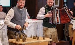 Jochen Wörister (li.) ist als „Glöckner von Viehhofen“ bekannt. Mit seiner kuriosen Darbietung ...