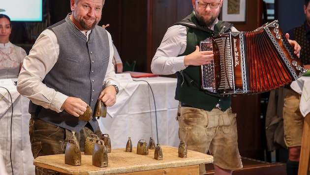 Jochen Wörister (li.) ist als „Glöckner von Viehhofen“ bekannt. Mit seiner kuriosen Darbietung ...