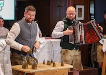 Jochen Wörister (li.) ist als „Glöckner von Viehhofen“ bekannt. Mit seiner kuriosen Darbietung ...