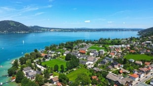 Die Villa mit sehr viel Geschichte liegt im Gemeindegebiet von Weyregg am Attersee.