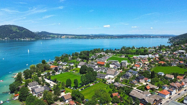 Die Villa mit sehr viel Geschichte liegt im Gemeindegebiet von Weyregg am Attersee.