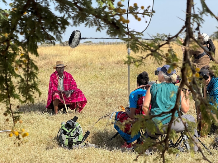 Dreharbeiten mit Peninah Lesorogols Vater in Kenia