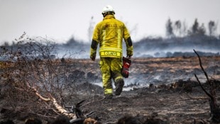 Einsatzkräfte der Feuerwehr kämpfen seit Tagen gegen die Flammen.