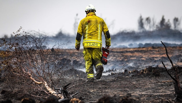 Einsatzkräfte der Feuerwehr kämpfen seit Tagen gegen die Flammen.