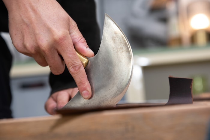 Der „Halbmond“ ist ein spezielles Messer für Lederarbeiten.