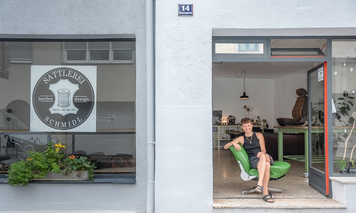Lucy vor ihrem Geschäft in der Wiener Neustädter Reyergasse.