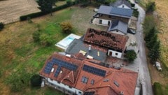 In Hinzenbach deckte der Tornado gleich mehrere Hausdächer ab.