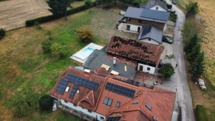 In Hinzenbach deckte der Tornado gleich mehrere Hausdächer ab.