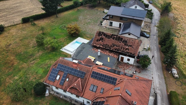 In Hinzenbach deckte der Tornado gleich mehrere Hausdächer ab.