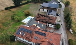 In Hinzenbach deckte der Tornado gleich mehrere Hausdächer ab.