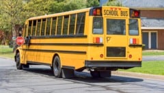 Ein gelber Schulbus mit mehr als 40 Schülern an Bord fuhr in South Carolina in ein Haus. ...
