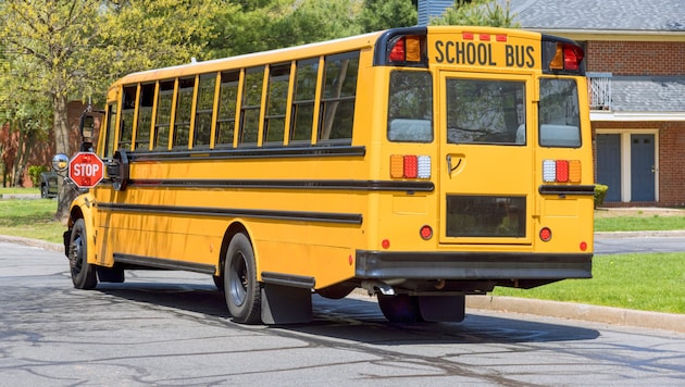 Ein gelber Schulbus mit mehr als 40 Schülern an Bord fuhr in South Carolina in ein Haus. ...