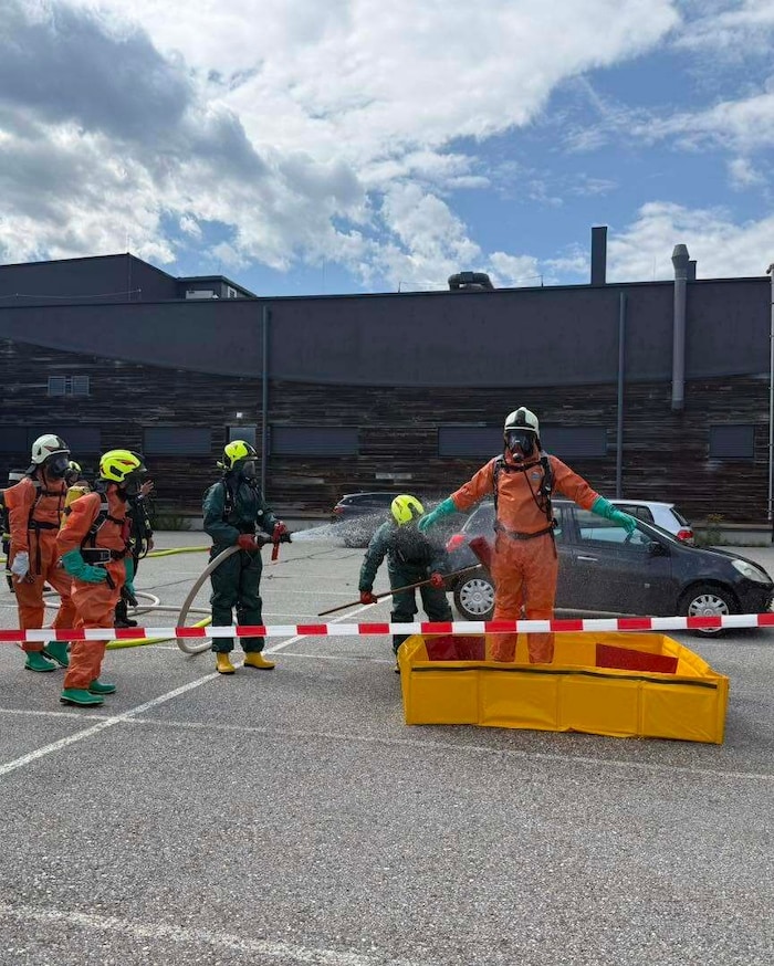 Die Einsatzkräfte waren gefordert: Nach dem Einsatz wurden die eingesetzten Atemschutz- und ...