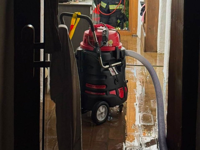 Die Feuerwehr pumpte und saugte das Wasser ab.