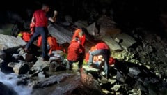 Der 33-Jährige wurde verletzt und erschöpft im steil abfallenden Bachbett des Kölnreinbaches ...