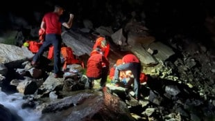 Der 33-Jährige wurde verletzt und erschöpft im steil abfallenden Bachbett des Kölnreinbaches ...